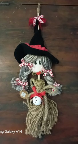 Befana con scopetta - befana,